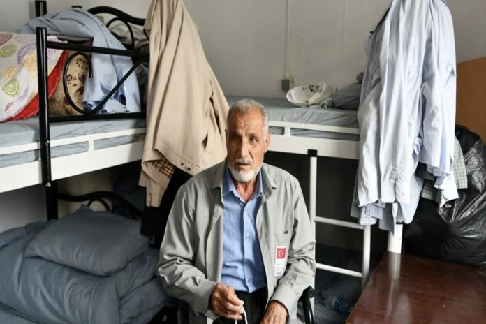 تحدث الحاج خليل البالغ من العمر 78 عاماً القاطن حالياً ضمن مخيم إيواء في منطقة إصلاحية التابعة لولاية غازي عنتاب عن حكايته حامداً الله على نجاته