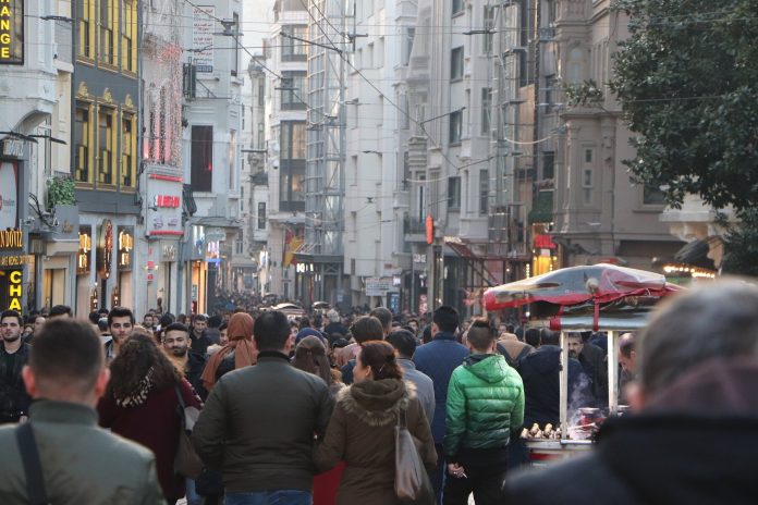 قلق متزايد من زلزال إسطنبول وهذا ما يفعله السكان للاطمئنان في الليل