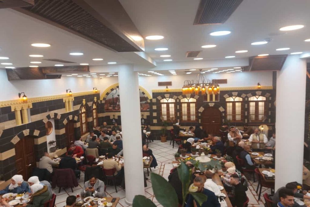 تحولت مبادرة إفطار جماعي مجاني ضمن إحدى المطاعم السورية في ولاية إسطنبول شمال غربي تركيا إلى حالة فوضى وتزاحم ضمن أول يوم من أيام شهر رمضان المبارك