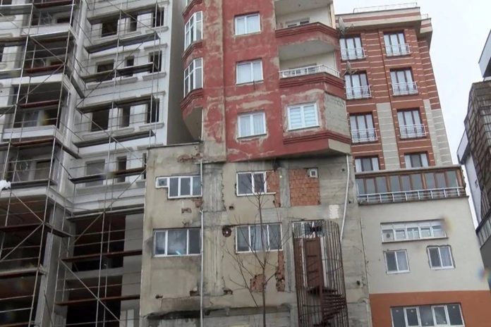 قرار بهدم مبنى أثار جدلاً في إسطنبول فيديو