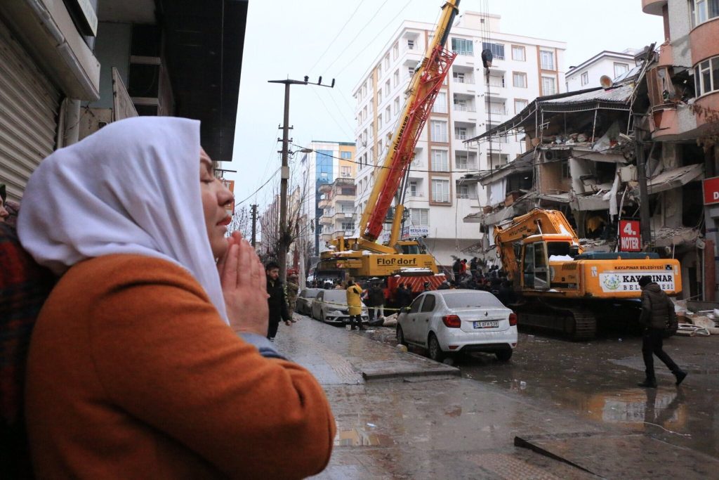 تناولت وسائل إعلام قصة سيدة تركية من ولاية ديار بكر نجت بشكل لا يصدق من زلزال كهرمان مرعش جنوبي تركي بعد طرد زوجها لها مع طفلتها