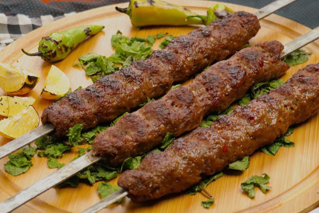 إقبال على كباب أضنة في رمضان.. ما الذي يميز اللحوم التركية عن غيرها؟