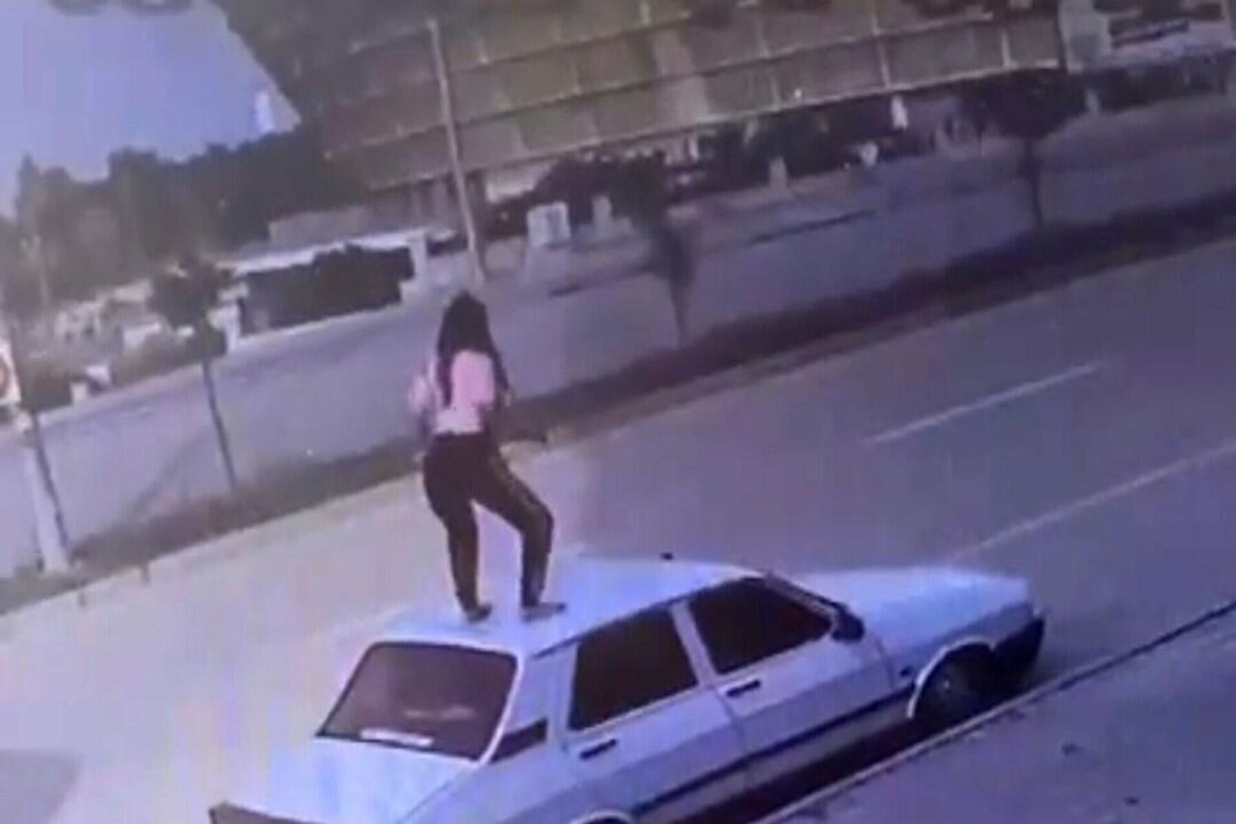 فتاة تخلع ملابسها وترقص على ظهر سيارة في أضنة جنوبي تركيا