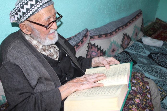 تناولت وسائل إعلام تركية قصة مسن تركي يدعى العم محمد روى سر صحته وعلاقة ذلك بتلاوة القرآن الكريم والصلوات الخمس