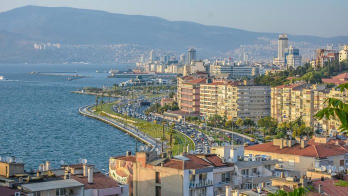 تكتسب ولاية Izmir أهمية سياحية كبيرة وتعد وجهة تستهوي الزوار من كافة أنحاء Türkiye والعالم نظراً لموقعها المميز على بحر إيجة وتمتعها بمعالم مهمة وإليكم في هذا المقال أبرز 5 معالم سياحية مميزة في إزمير غربي تركيا