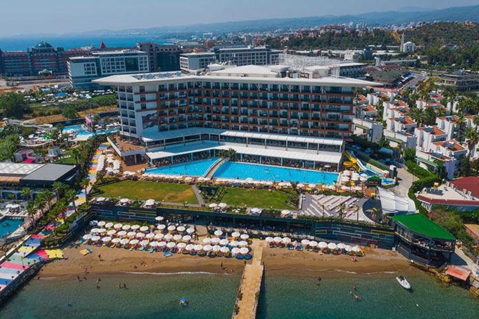 منح فندق فاخر جنوبي تركيا يدعى Sirius Deluxe لزوّاره ونزلاءه في عطلة الصيف فرصة تجربة غير مسبوقة ضمن مقاطعة ألانيا التابعة لولاية أنطاليا التركية
