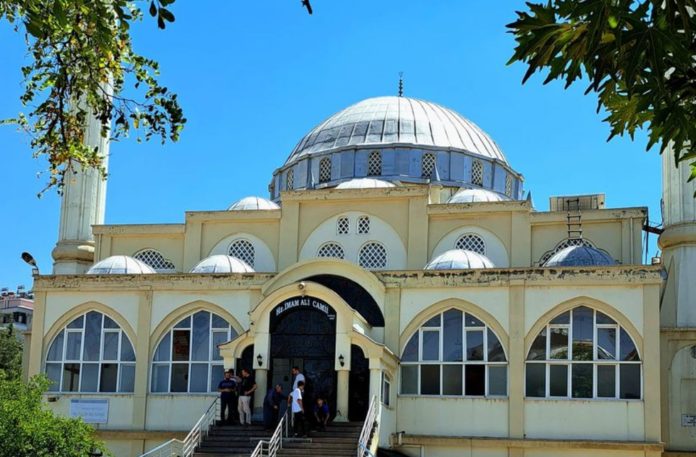 نقل إعلاميون ووسائل إعلام تركية موقفاً مؤثراً تجاه العرب صدر من خطيب مسجد في ولاية غازي عنتاب جنوبي تركيا