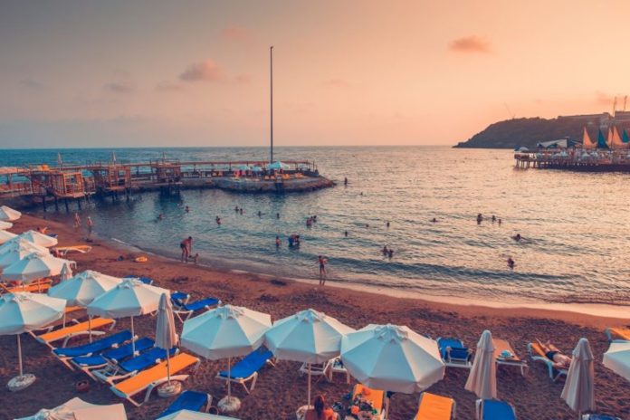 لا يختلف اثنان أن Alanya الواقعة على ساحل البحر الأبيض المتوسط أحد أفضل الوجهات السياحية داخل ولاية أنطاليا Antalya جنوب غربي تركيا فما هي أفضل 3 شواطئ في ألانيا