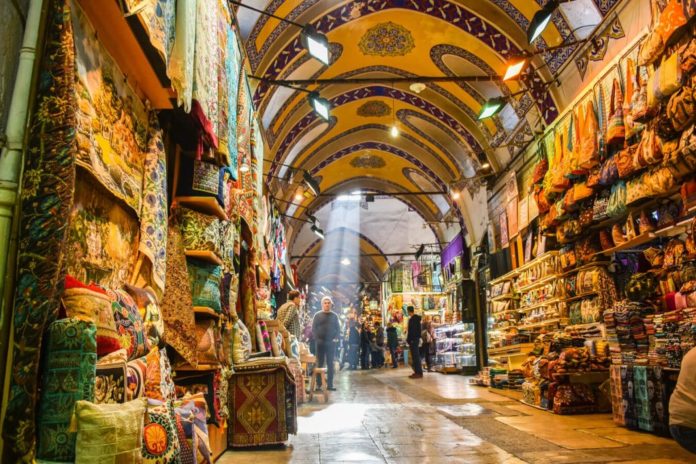 تتميز ولاية İstanbul التركية بتنوع المراكز الاقتصادية والسياحية فيها ومنها 5 أسواق في إسطنبول نتناولها في هذا المقال حيث تمتلك خيارات واسعة من السلع بأسعار بعضها مناسبة ومنافسة