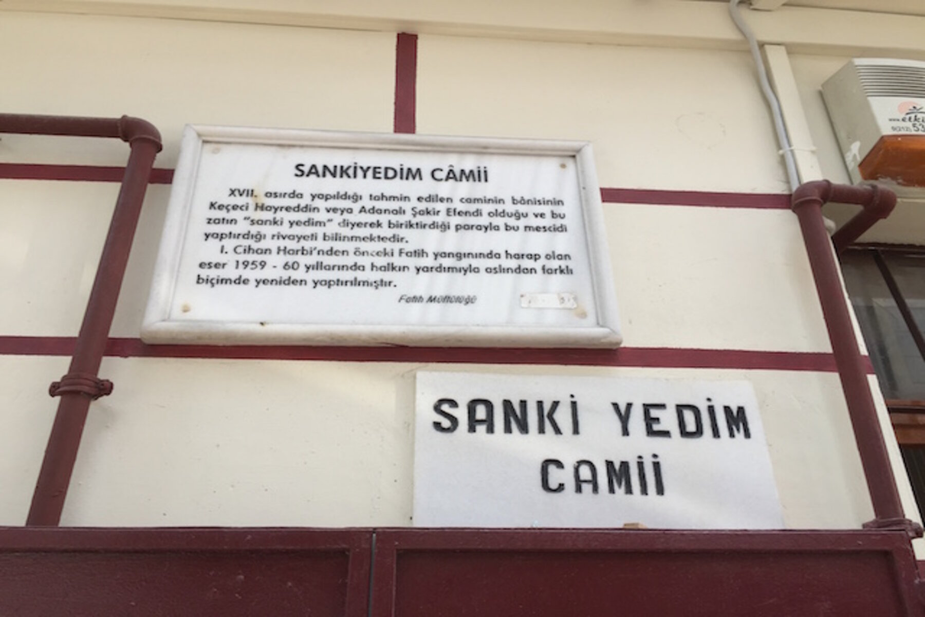 يقع الجامع في منطقة الفاتح ضمن ولاية إسطنبول وتحديداً في العنوان التالي: Zeyrek, Kırbacı Sk. No:45, 34083 Fatih/İstanbul.