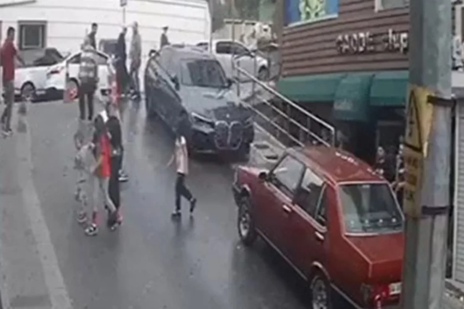 زيت الشاورما يتسبب بحوادث غريبة ضمن حي Arnavutköy في إسطنبول