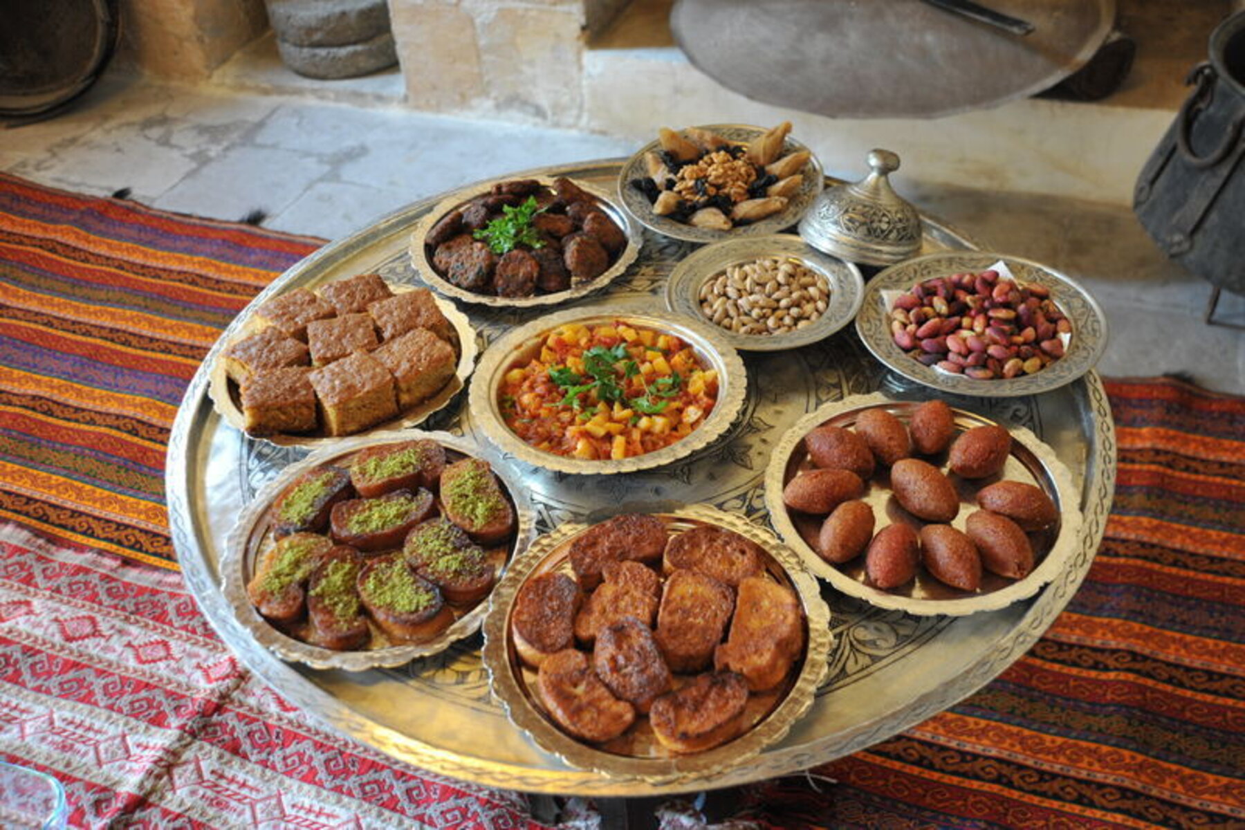 يضم مطبخ غازي عنتاب العديد من الأطعمة والمأكولات المميزة التي تنافس المطابخ العربية والعالمية وتتضمن مزيجاً من النكهات والتوابل